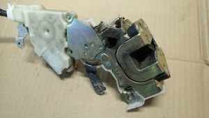 NISSAN ALMERA TINO 00-06 ZAMEK DRZWI TYLNY LEWY 4/4 MINIATURA