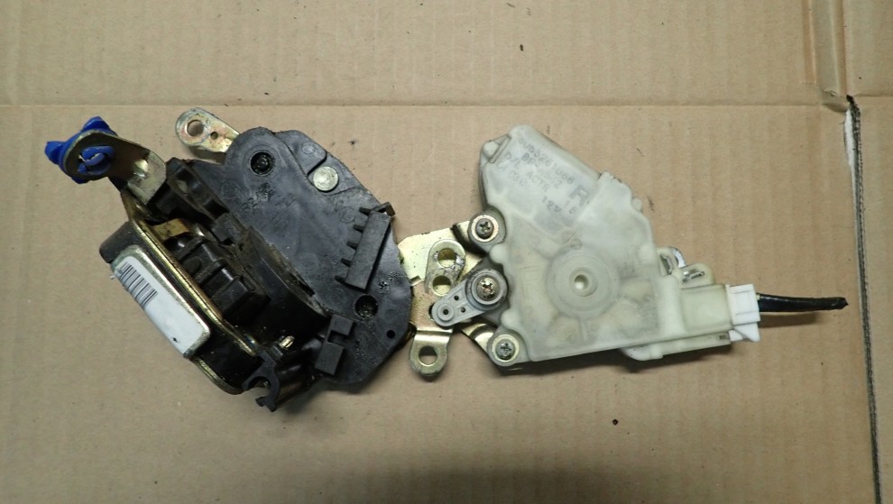 NISSAN ALMERA TINO 00-06 ZAMEK DRZWI PRZEDNI PRAWY 2/4