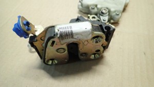 NISSAN ALMERA TINO 00-06 ZAMEK DRZWI PRZEDNI PRAWY 4/4 MINIATURA