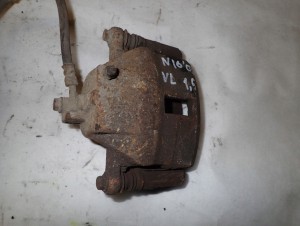 NISSAN ALMERA N16 00-06 ZACISK PRZEDNI LEWY 4/6 MINIATURA