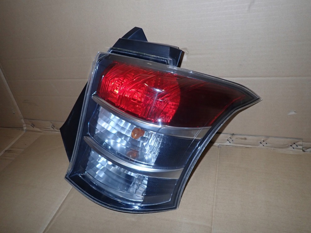 TOYOTA IQ 08-12 LAMPA TYLNA PRAWA TYŁ 2/4