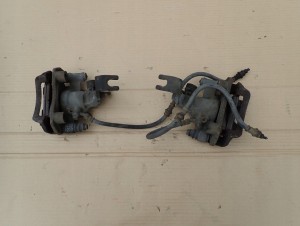 MAZDA 626 97-01 ZACISK TYLNY PRAWY 2/2 MINIATURA