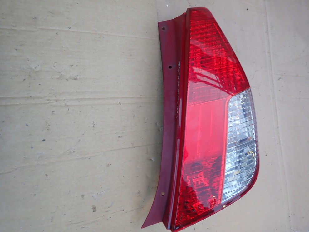 HYUNDAI i10 07-10 LAMPA TYLNA PRAWA 2/4