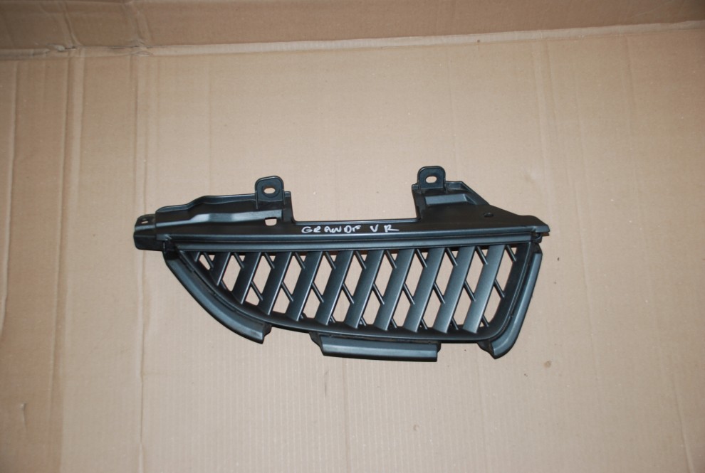 MITSUBISHI GRANDIS ATRAPA PRAWA GRILL 1/5