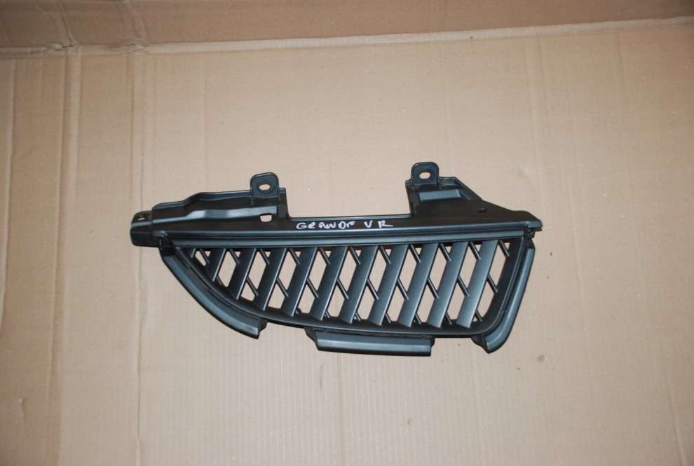 MITSUBISHI GRANDIS ATRAPA PRAWA GRILL 2/5