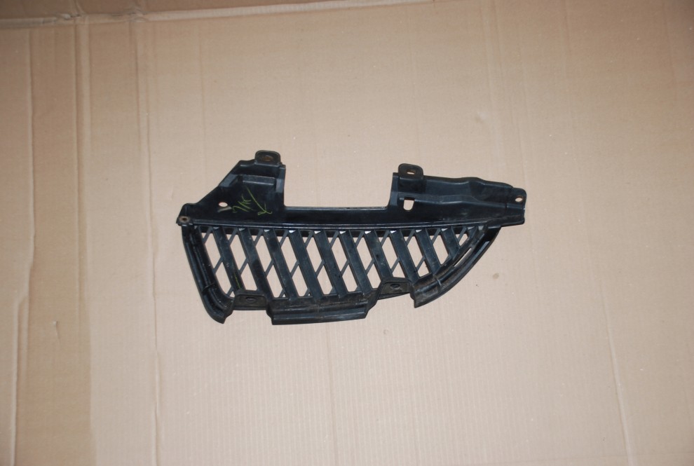 MITSUBISHI GRANDIS ATRAPA PRAWA GRILL 3/5