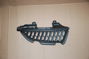 MITSUBISHI GRANDIS ATRAPA PRAWA GRILL 2/5 MINIATURA