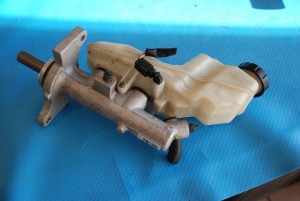 TOYOTA COROLLA E12 02-07 POMPA HAMULCOWA 4/4 MINIATURA