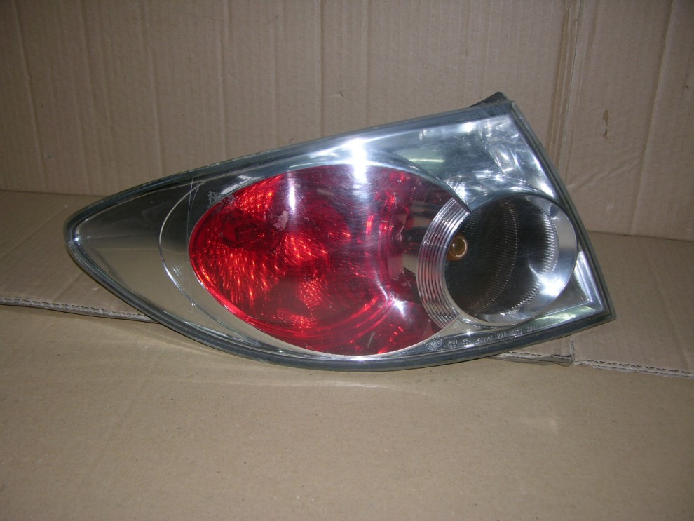 MAZDA6 5d 02-05 LAMPA TYLNA LEWA ZEWNĘTRZNA 1/3