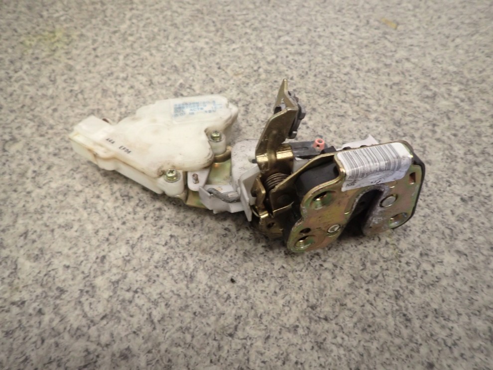 NISSAN ALMERA N16 00-06 ZAMEK DRZWI TYLNY LEWY 3/5
