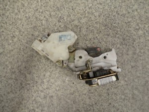 NISSAN ALMERA N16 00-06 ZAMEK DRZWI TYLNY LEWY 2/5 MINIATURA