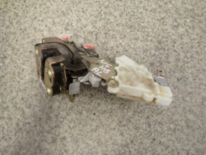 NISSAN ALMERA N16 00-06 ZAMEK DRZWI TYLNY LEWY 4/5 MINIATURA