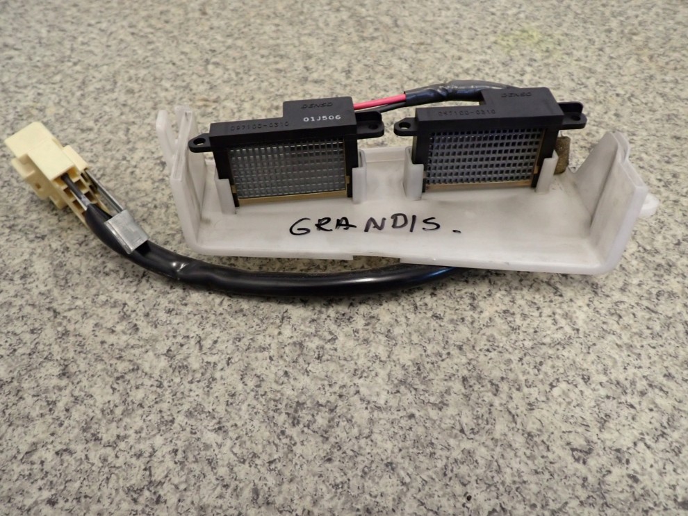MITSUBISHI GRANDIS 03-11 NAGRZEWNICA 1/3