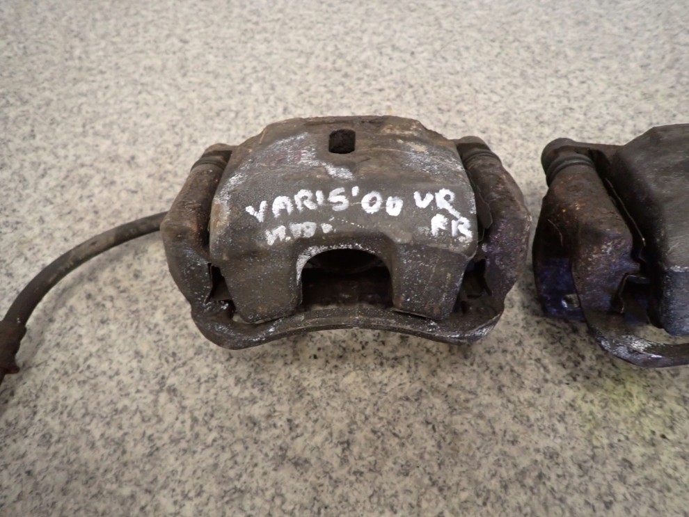 TOYOTA YARIS 99-05 ZACISK PRZEDNI PRAWY LUB LEWY 3/8