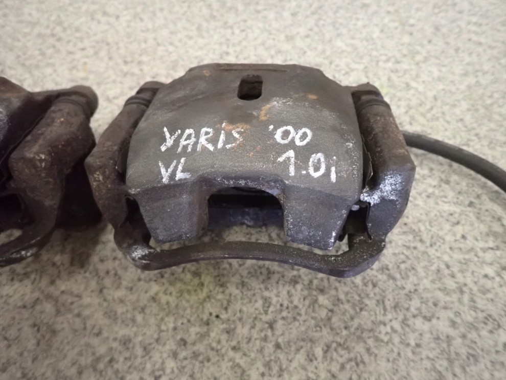 TOYOTA YARIS 99-05 ZACISK PRZEDNI PRAWY LUB LEWY 4/8