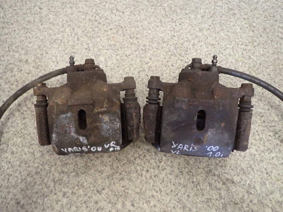 TOYOTA YARIS 99-05 ZACISK PRZEDNI PRAWY LUB LEWY 5/8