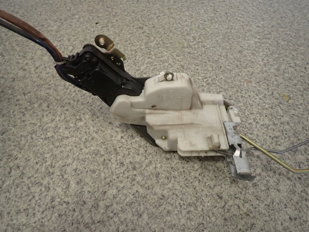SUZUKI LIANA 02-07 ZAMEK DRZWI PRZEDNI LEWY 4/6
