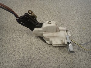 SUZUKI LIANA 02-07 ZAMEK DRZWI PRZEDNI LEWY 4/6 MINIATURA