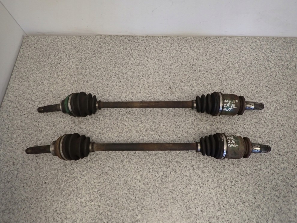 SUBARU LEGACY 98-02 2,5 PÓŁOŚ NAPĘDOWA TYŁ 2/4