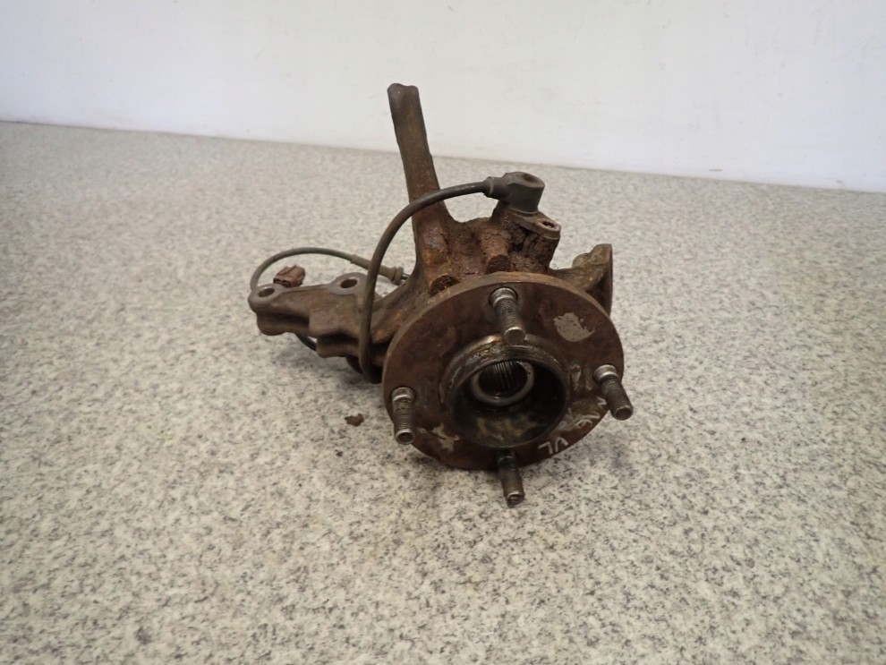 NISSAN ALMERA N16 00-02 ZWROTNICA PRZEDNIA LEWA 8/9