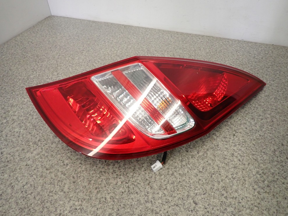 HYUNDAI i30 07-11 HB LAMPA TYLNA PRAWA 6/8