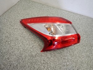 NISSAN PULSAR 14-18 LAMPA TYLNA LEWA USZKODZONA