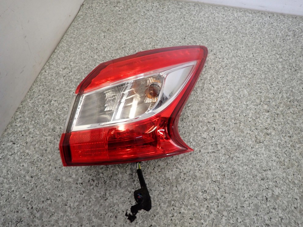 NISSAN PULSAR 14-18 LAMPA TYLNA PRAWA BEZ USZKODZEŃ 1/6