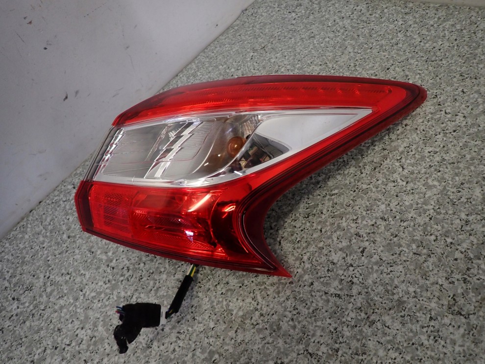 NISSAN PULSAR 14-18 LAMPA TYLNA PRAWA BEZ USZKODZEŃ 2/6