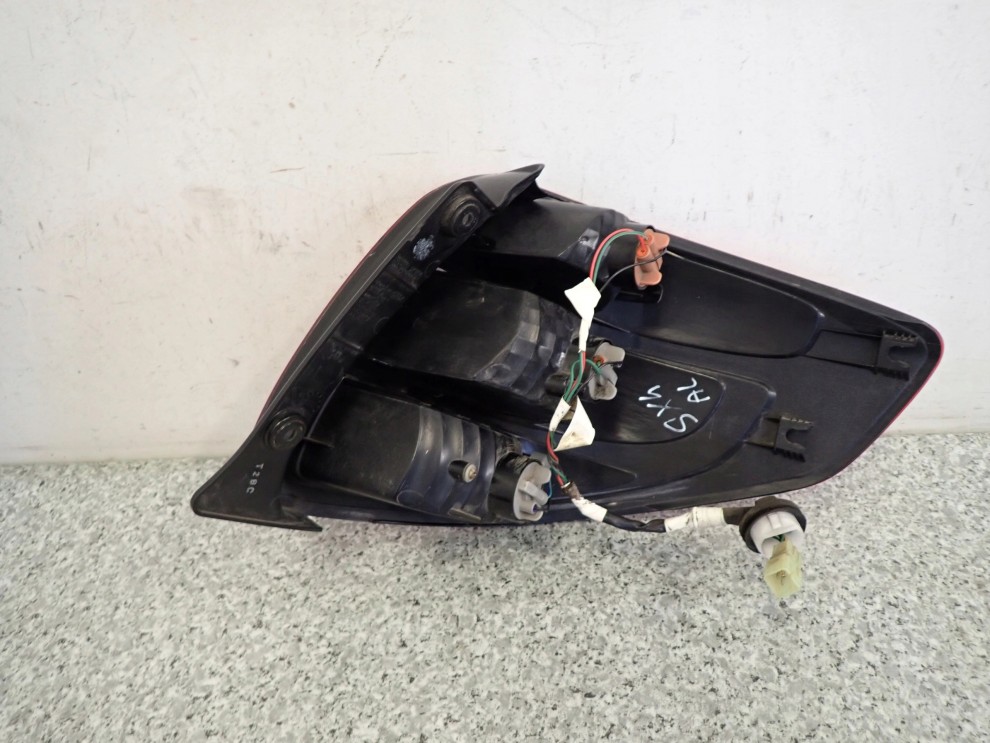 SUZUKI SX4 FIAT SEDICI 06-13 LAMPA TYLNA LEWA 6/7