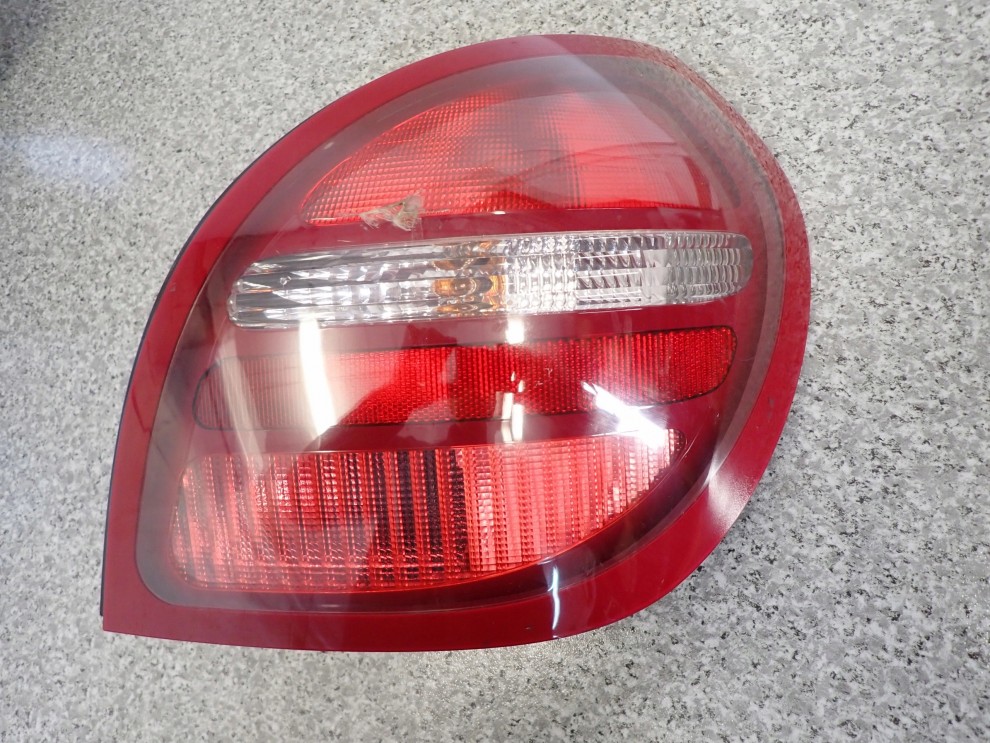 NISSAN ALMERA N16 HB 00-03 LAMPA TYLNA PRAWA TYŁ USZKODZONA 2/6