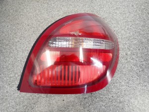 NISSAN ALMERA N16 HB 00-03 LAMPA TYLNA PRAWA TYŁ USZKODZONA