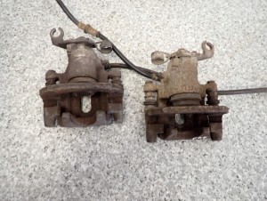 MITSUBISHI SPACE STAR99-05 CARISMA 96-03 ZACISK TYLNY LEWY LUB PRAWY 5/6 MINIATURA