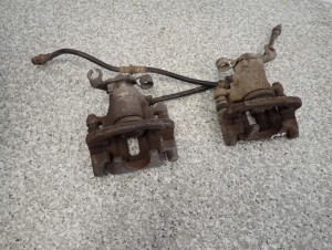 MITSUBISHI SPACE STAR99-05 CARISMA 96-03 ZACISK TYLNY LEWY LUB PRAWY 6/6 MINIATURA