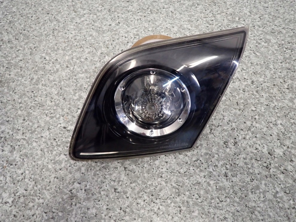 MAZDA3 MAZDA 3 BK LIFT HB 06-08 LAMPA TYLNA PRAWA W KLAPE 2/4