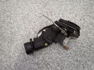 SUZUKI GRAND VITARA I 98- ZAMEK DRZWI TYLNY PRAWY EU 2/6 MINIATURA