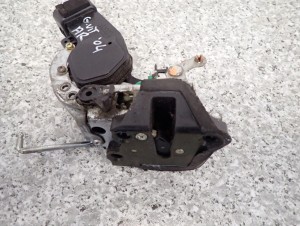 SUZUKI GRAND VITARA I 98- ZAMEK DRZWI TYLNY PRAWY EU 4/6 MINIATURA