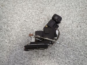 SUZUKI GRAND VITARA I 98- ZAMEK DRZWI TYLNY PRAWY EU 5/6 MINIATURA