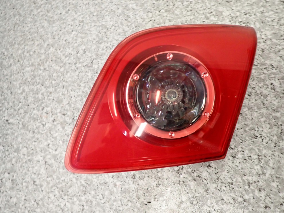 MAZDA 3 BK HB 03-05 LAMPA TYLNA PRAWA WEWNĘTRZNA 3/8