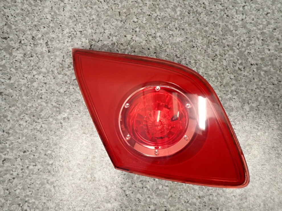 MAZDA 3 BK HB 03-05 LAMPA TYLNA LEWA WEWNĘTRZNA 3/6