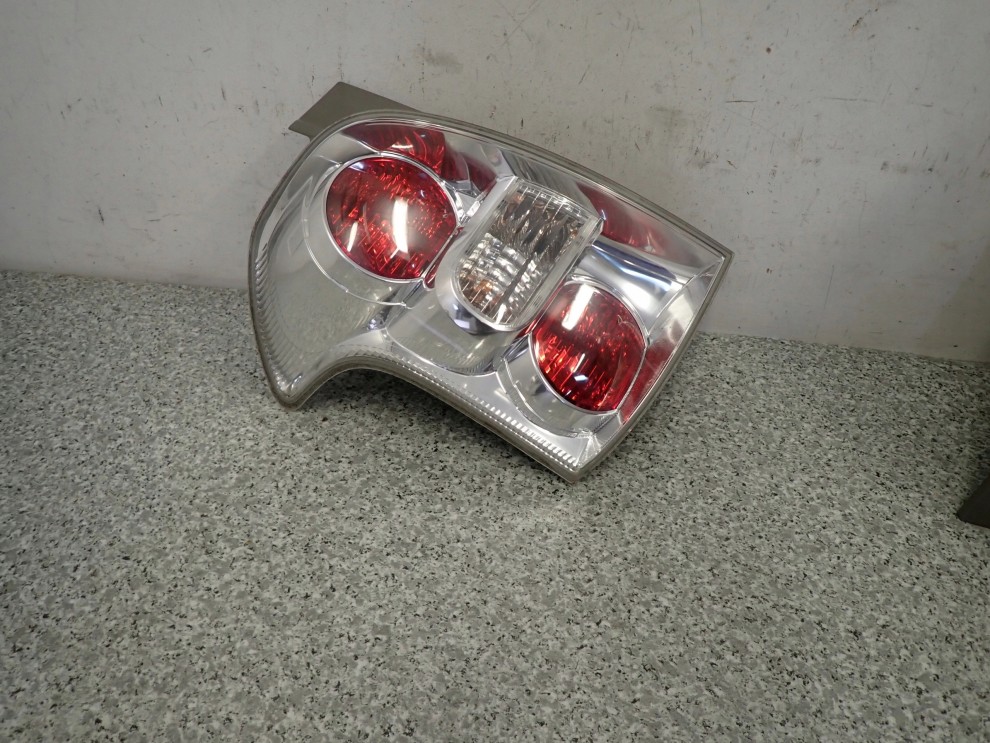 TOYOTA COROLLA VERSO 07- LAMPA TYLNA LEWA LIFT 4/12