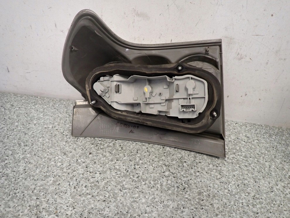 TOYOTA COROLLA VERSO 07- LAMPA TYLNA LEWA LIFT 8/12