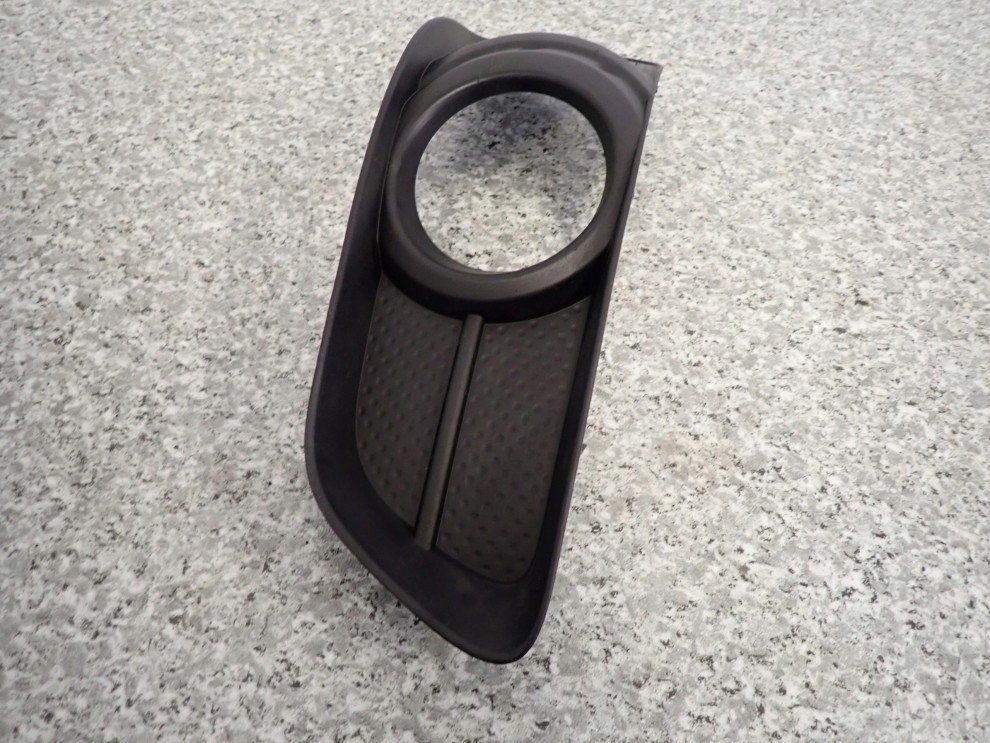 COROLLA VERSO 07- KRATKA HALOGENU LEWA 2/6