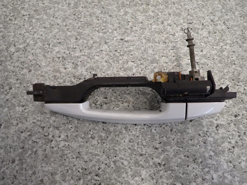 SUZUKI SWIFT 10- MK7 KLAMKA PRZEDNIA LEWA ZNL 4/6