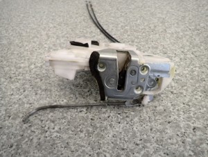 SUZUKI SWIFT 10- MK7 ZAMEK DRZWI PRZEDNI LEWY EUROPA 7PIN 5/8 MINIATURA