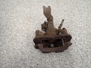 MAZDA 323 BJ F 98-02 ZACISK HAMULCOWY TYLNY LEWY 3/4 MINIATURA