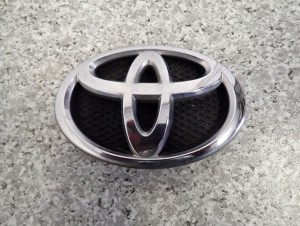 TOYOTA YARIS II 06-11 EMBLEMAT ZNACZEK PRZEDNI