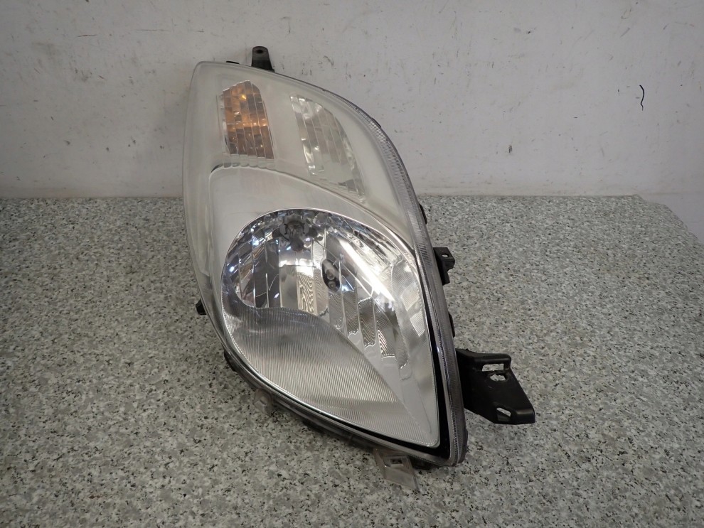 YARIS II 06-09 LAMPA PRZEDNIA PRAWA REFLEKTOR EU 2/9