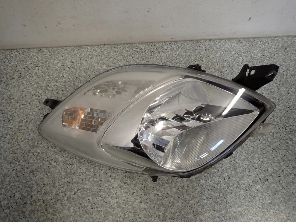 YARIS II 06-09 LAMPA PRZEDNIA PRAWA REFLEKTOR EU 9/9