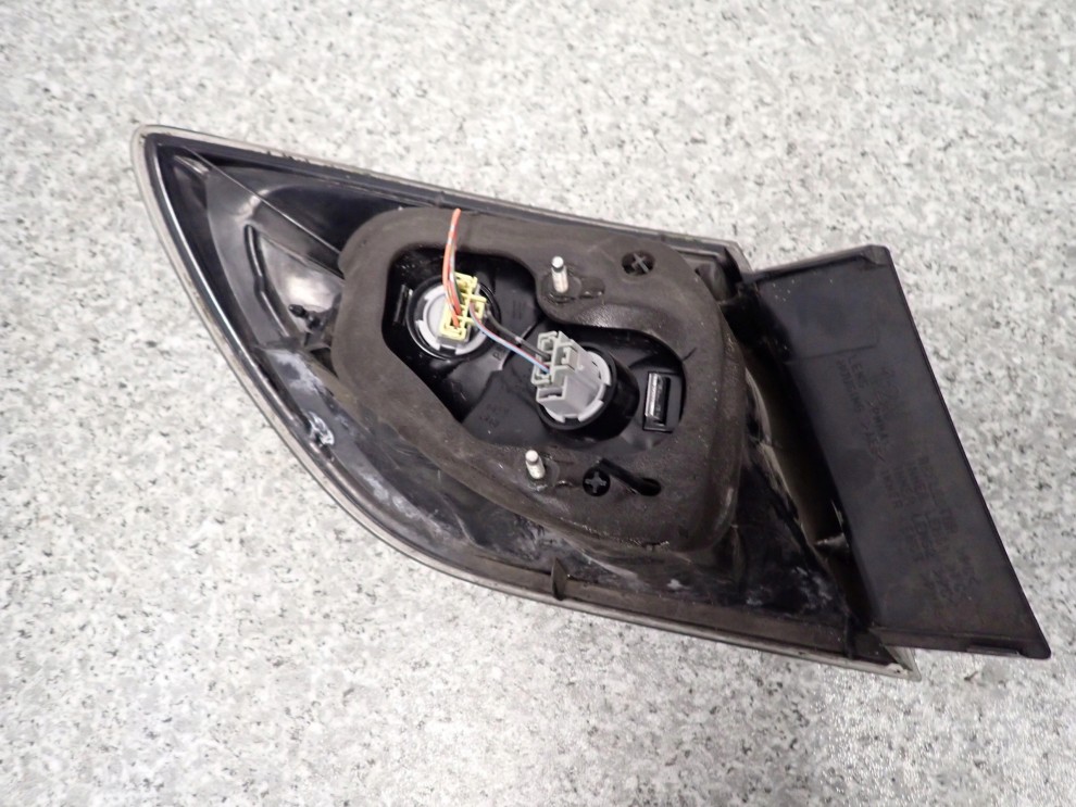 MAZDA 3 MAZDA3 HB 06- LAMPA TYLNA PRAWA LIFT 6/8