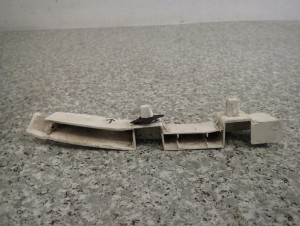 NISSAN ALMERA N16 03-06 ŚLIZG ZDERZAKA TYLNY LEWY 4/4 MINIATURA